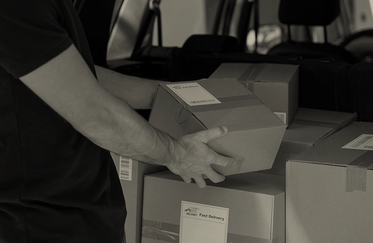 Persona entregando paquetes