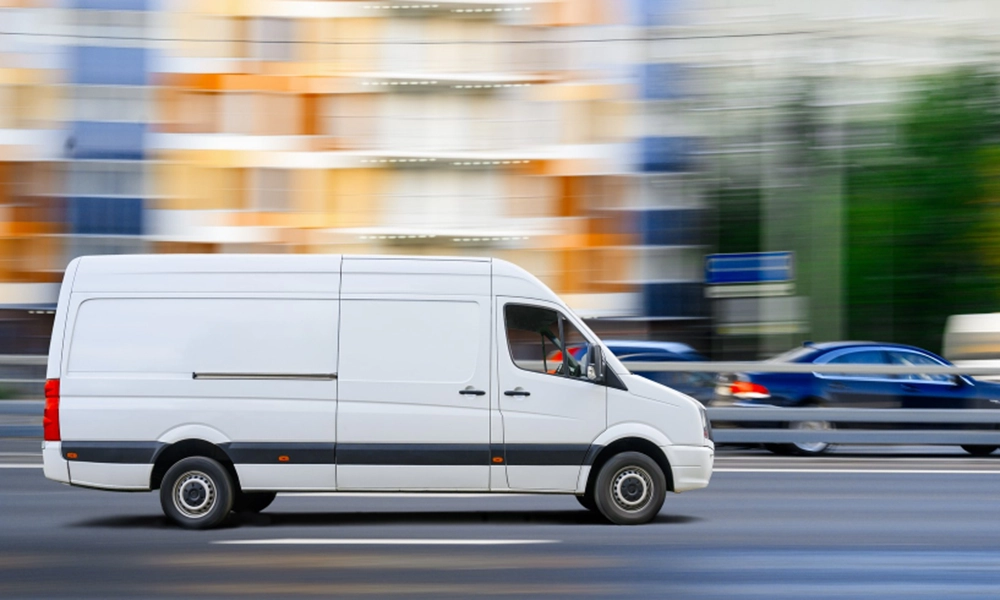 Van de reparto conduciendo